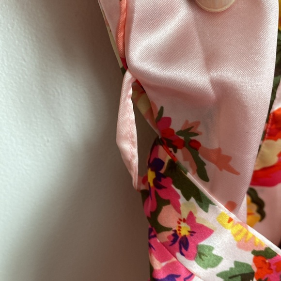 Silky short pink/ floral robe/intimates with belt. - Picture 4 of 12